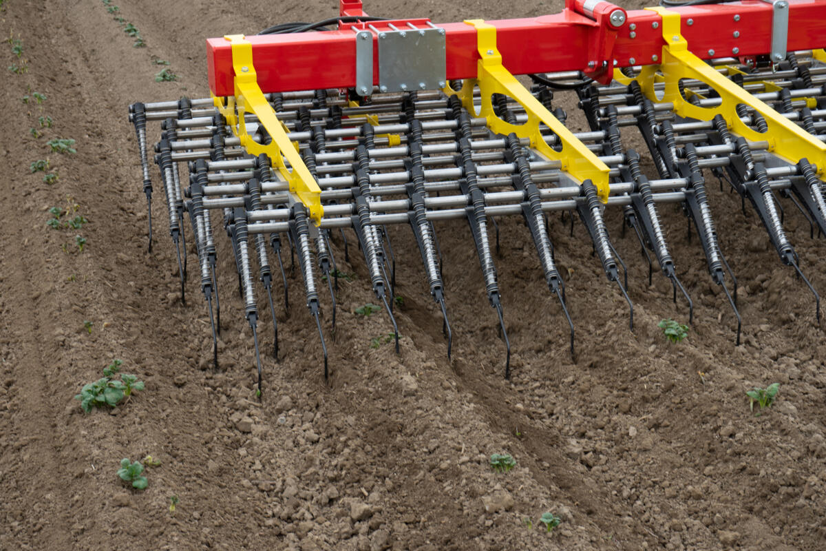 Pöttinger startet durch mit mechanischer Kulturpflege