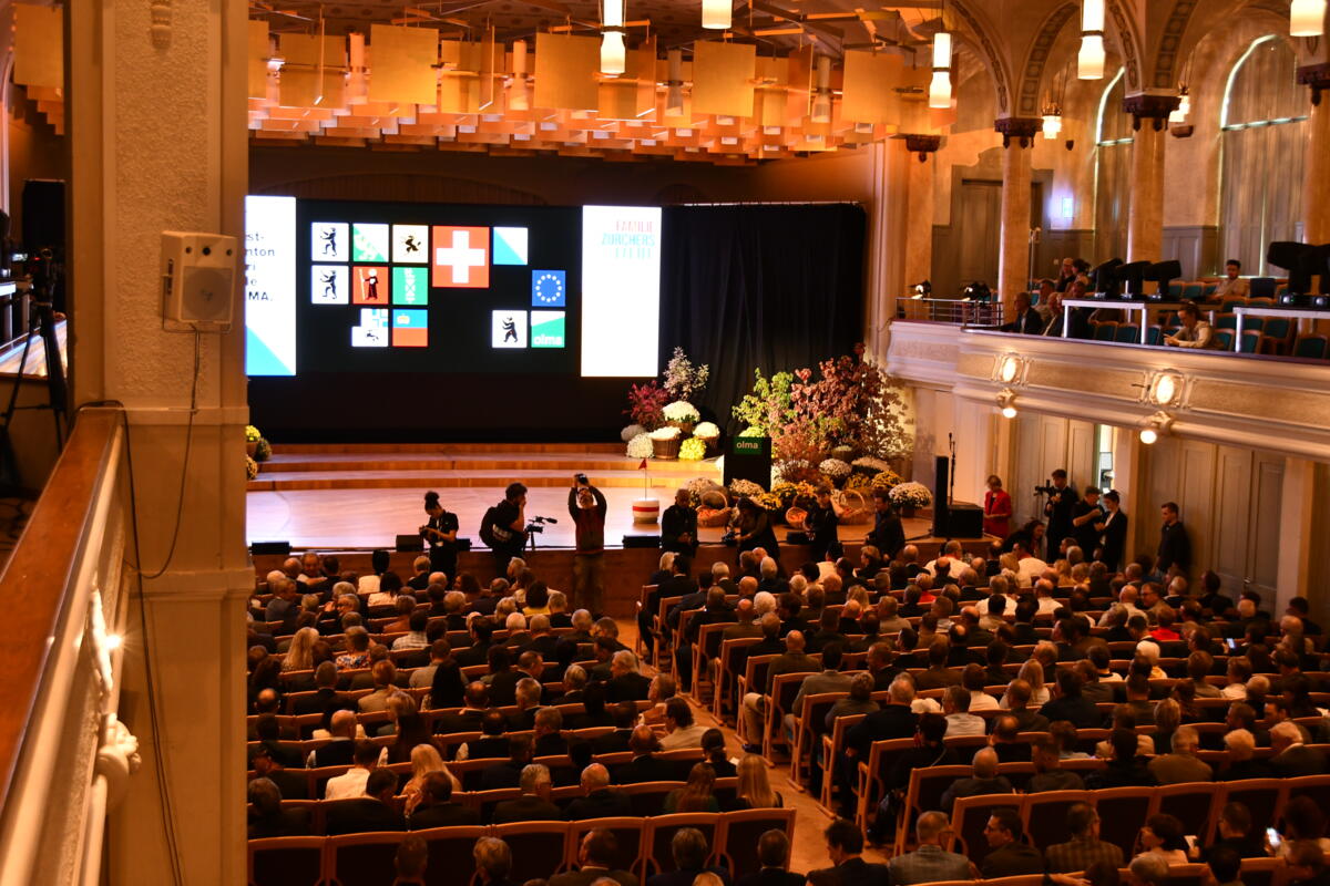 Die Tonhalle füllt sich mit den geladenen Gästen.