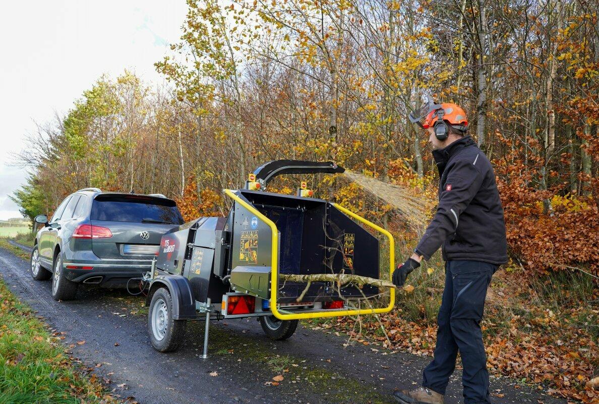 TP Profi-Holzhacker auf PKW-Fahrwerk 
