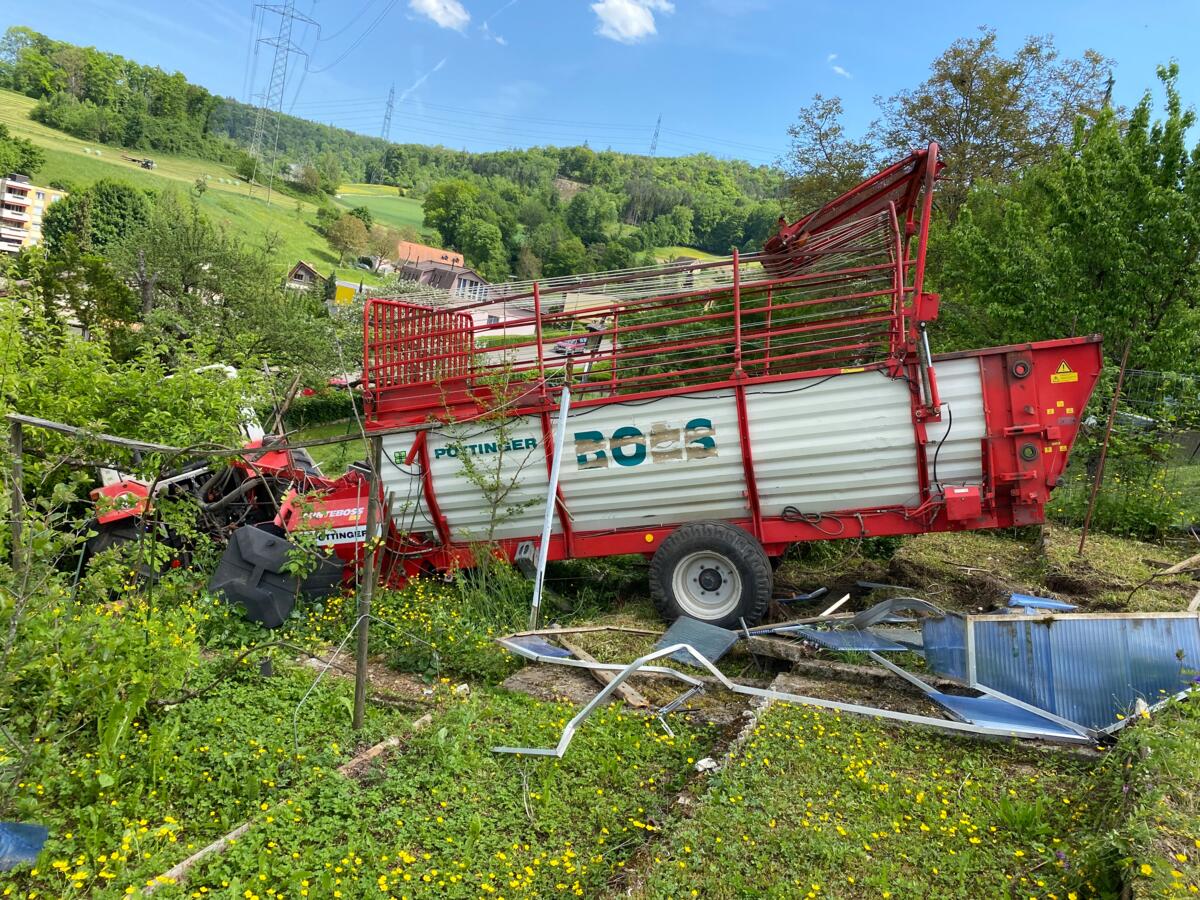 Un tracteur sans conducteur descend un talus avec sa remorque et termine dans un jardin. Même si la question de la responsabilité est claire, en cas d’a...