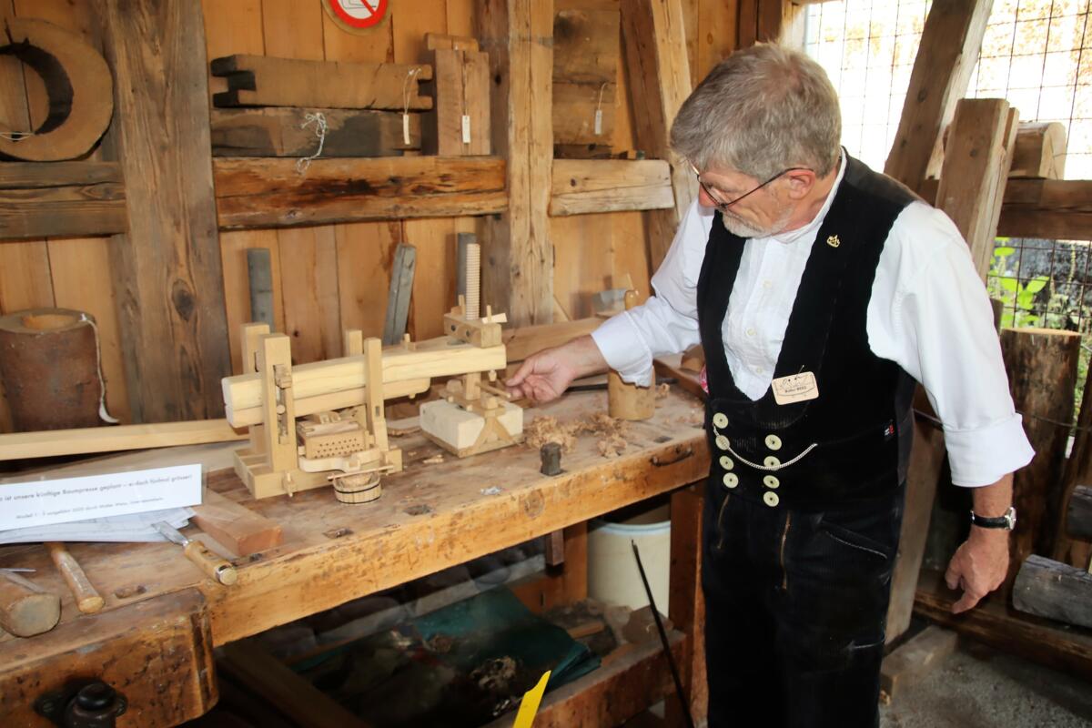 Walter Weiss präsentiert das im Massstab 1:5 gebaute Modell der neuen Baumtrotte.