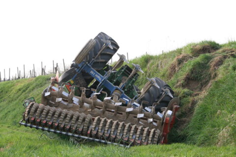 Unfall_Traktor_728870_original_R_B_by_E. Kopp_pixelio.de
