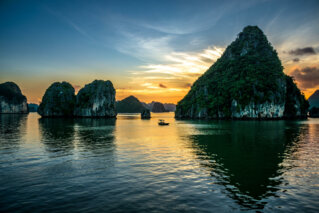 vietnam_halong-bay_beautiful-sunset-at-halong-bay-69275_i1200