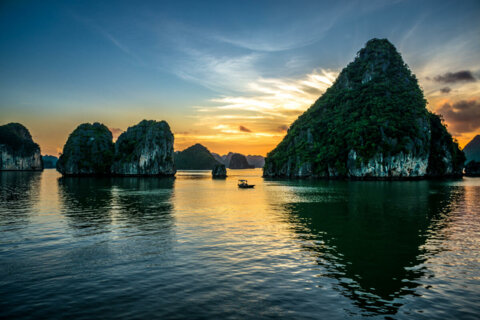 vietnam_halong-bay_beautiful-sunset-at-halong-bay-69275_i1200