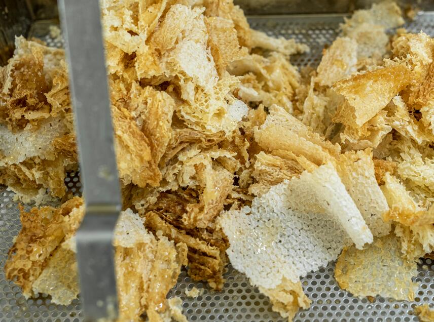 Wachsreste fallen in der Imkerei so einige an. Den wertvollen Rohstoff wiederzuverwenden kann sich lohnen.