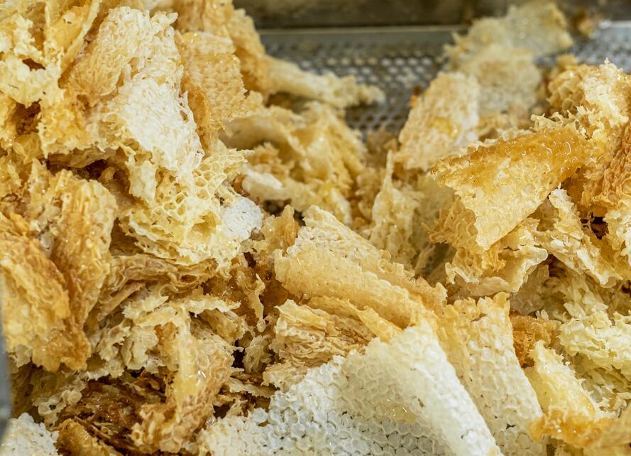 L'apiculture produit de nombreux restes de cire. Réutiliser cette précieuse matière première peut en valoir la peine.