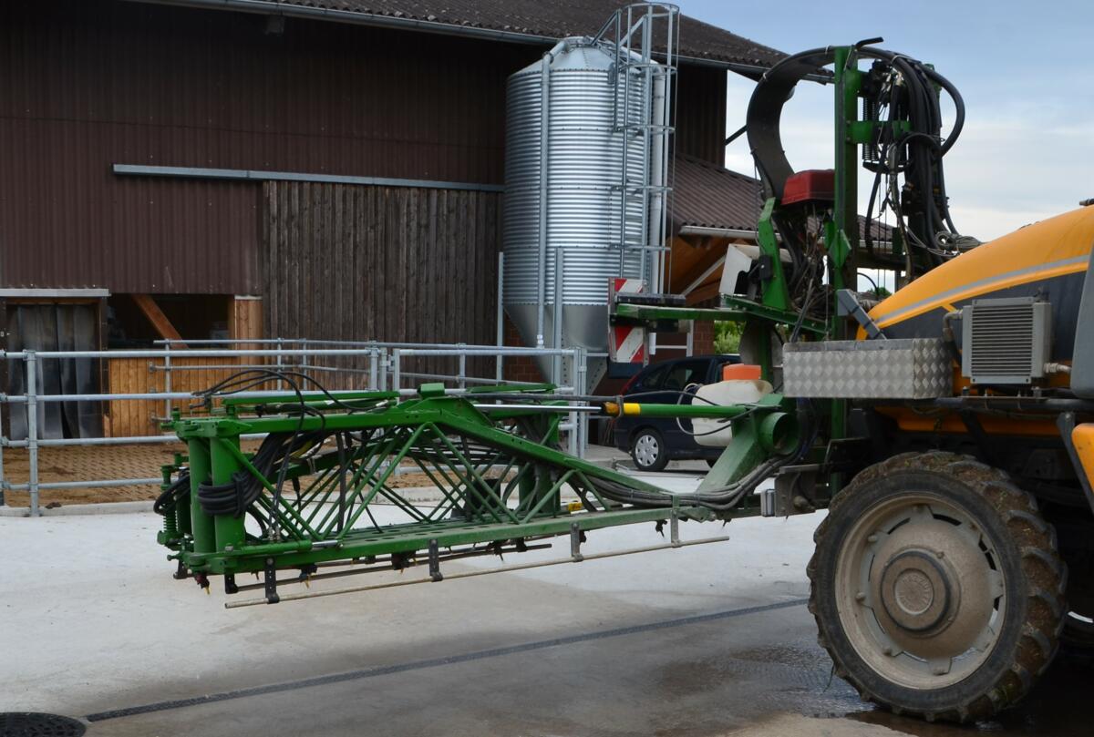 Ein stationärer Befüll- und Waschplatz für Feldspritzen muss eine ausreichend grosse, wasserdichte armierte Betonpatte sein von mindestens 150 Millimete...