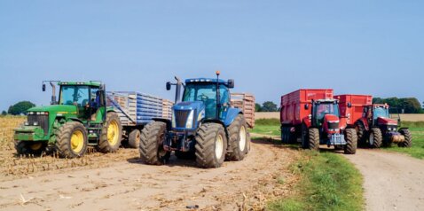 Auch die Transportkette muss beim Betanken des Dosiergerättankes des Feldhäckslers warten