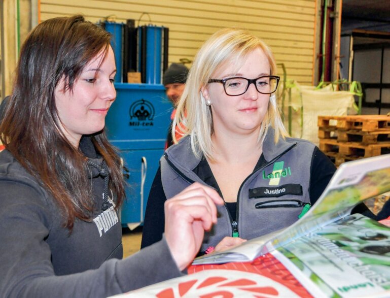Danaé Perrin und Justine Chèvre, Agrokauffrauen, besetzen dieSchlüsselstellen im Bereich Agrar der LANDIMoudon-Bercher-Mézières.