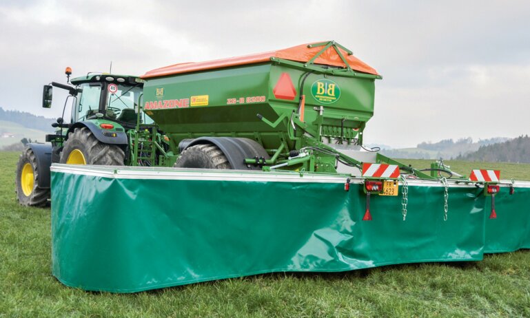 Die Arbeitsbreite der Streuschürze beträgt neun Meter.