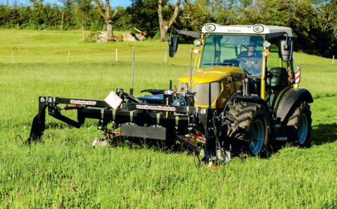 Ein Schmetterlingsmähwerk mit Doppelmesser-Mähbalken ermöglicht das Mähen einer grossen Fläche innerhalb kurzer Zeit. 