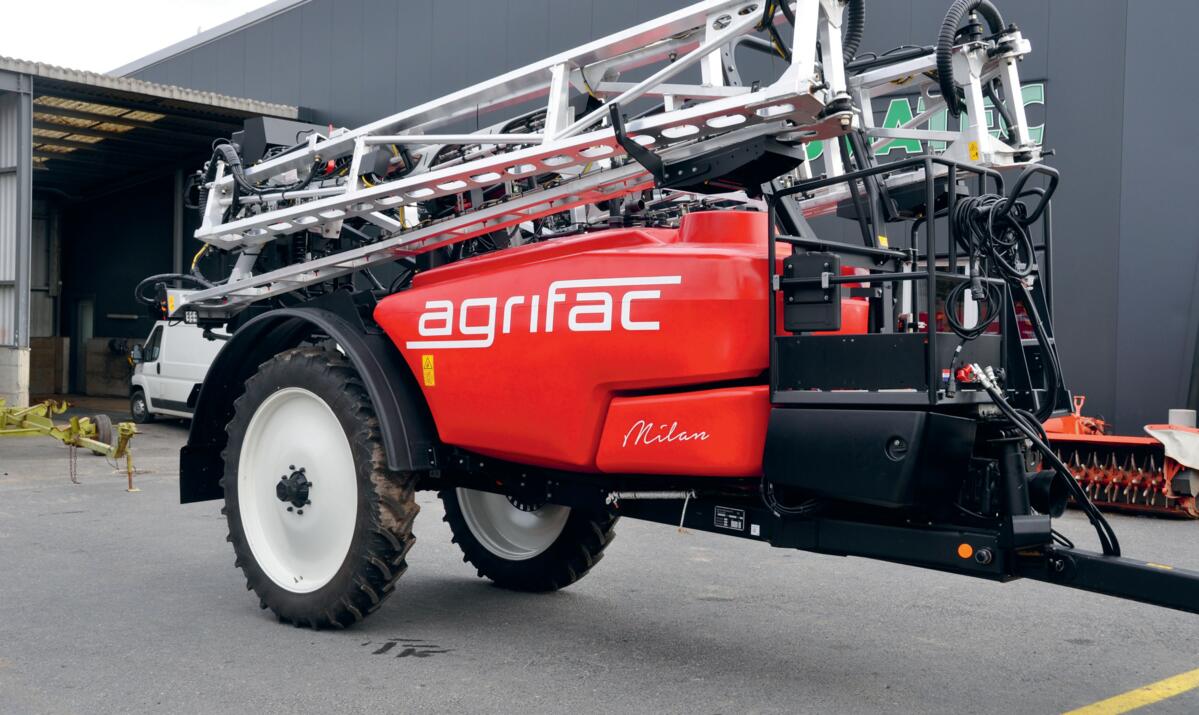 Die gezogene Pflanzenschutzspritze Agrifac Milan mit einem Aluminium-Spritzgestänge.
