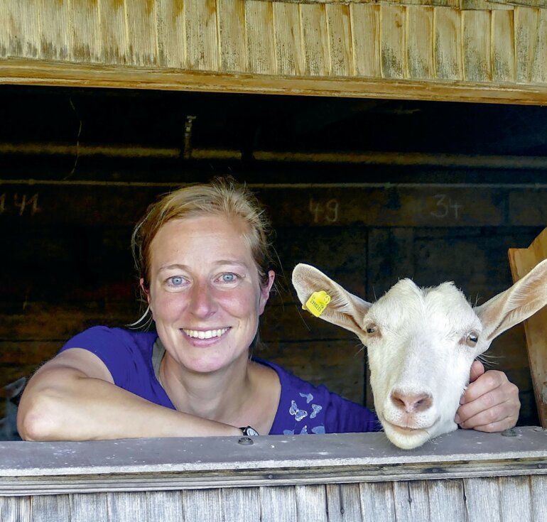 Katharina Afflerbach mit einem ihrer Schützlinge auf der Alp.Täglich waren neun Kühe und zwanzig Ziegen zu melken.
