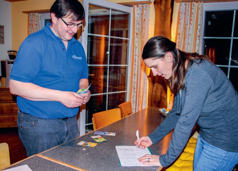 Die Produzenten der Käsereigenossenschaft Au/Fischingenerhalten am Milchzahltag von Stefan Böni ihr zusätzliches Geld.