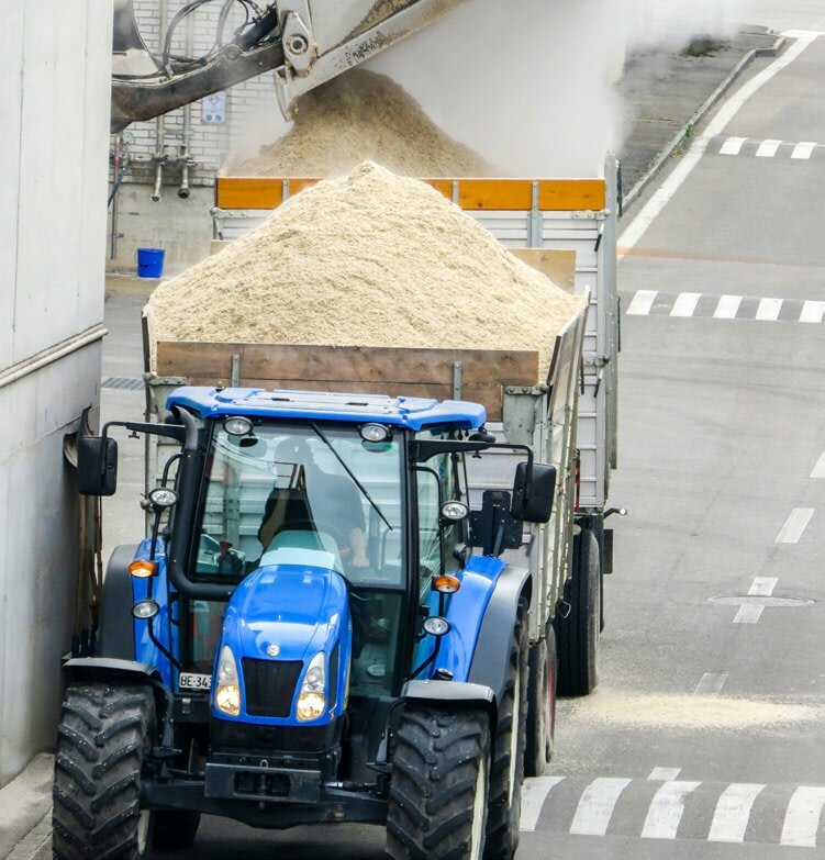 Auslieferungen von Pressschnitzeln angenehm anders organisiert:Infolge der zunehmenden Einschränkungen in der Bahnlogistik erfolgen Transporte vermehrt durch Camions und Traktoren.