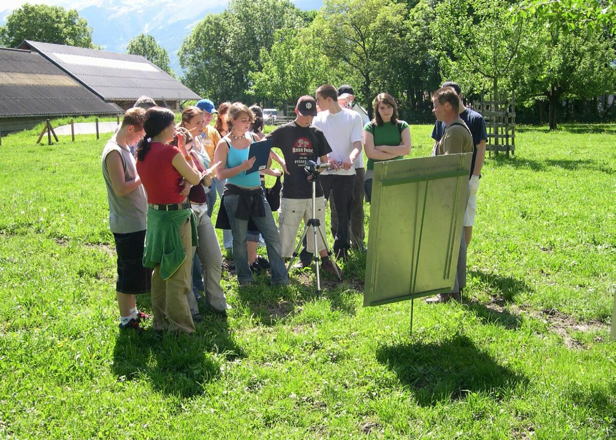 Ersthandinformation, vom Fachmann auf Acker und Wiese vermittelt, ist spannender und erst noch nachhaltiger als Bücherwissen und Schulstubentheorie.