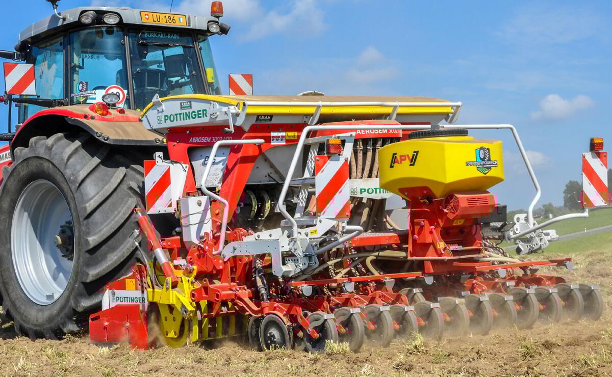 Maissaat mit Pöttinger Kreiselegge Lion 3002 und Sämaschine Aerosem 3002 ADD.