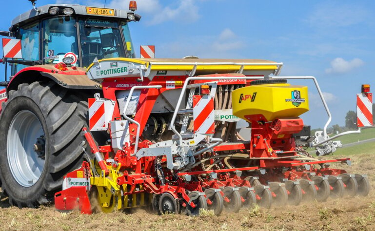 Maissaat mit Pöttinger Kreiselegge Lion 3002 und Sämaschine Aerosem 3002 ADD.