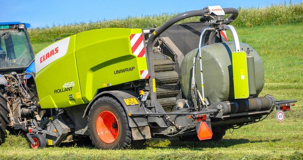 Die Bindung der Ballen mittels Folie überdeckt die Kanten und sorgt für eine bessere Form. Beim Öffnen der Balle muss kein Netz von der Folie getrennt werden.