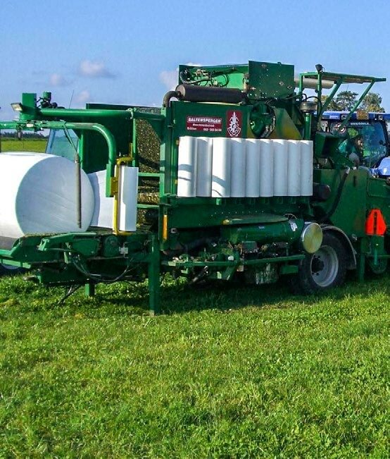 Maisballenproduktion bei der Firma Baltensperger in Brütten.