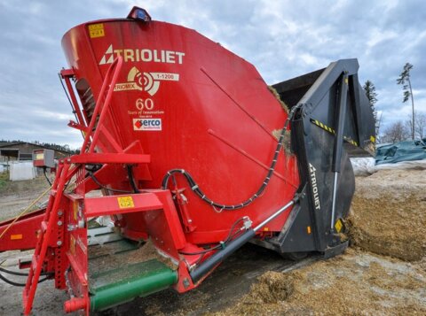 Im Laufe des Jahres verändert sich die Maissilage im Silo.