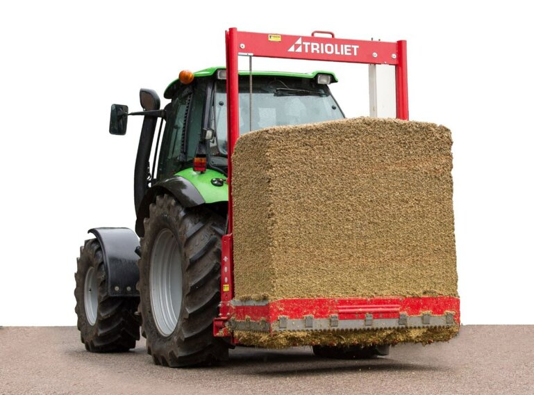 Une désileuse bloc laisse un front d’ensilage net dans le sil