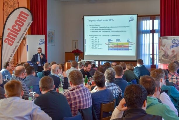 Daniel Schmied erläuterte an der UFA 2000 Tagung wie wichtig daskorrekte Anwenden der Zucht- und Fütterungsstrategie ist, umErfolg zu haben. 