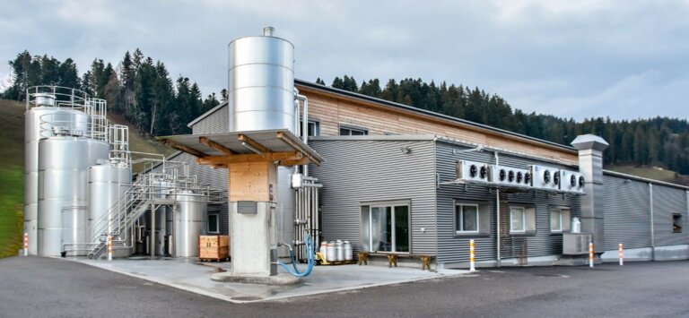 Depuis 2016, la fromagerie transforme également du lait de chèvre et de brebis