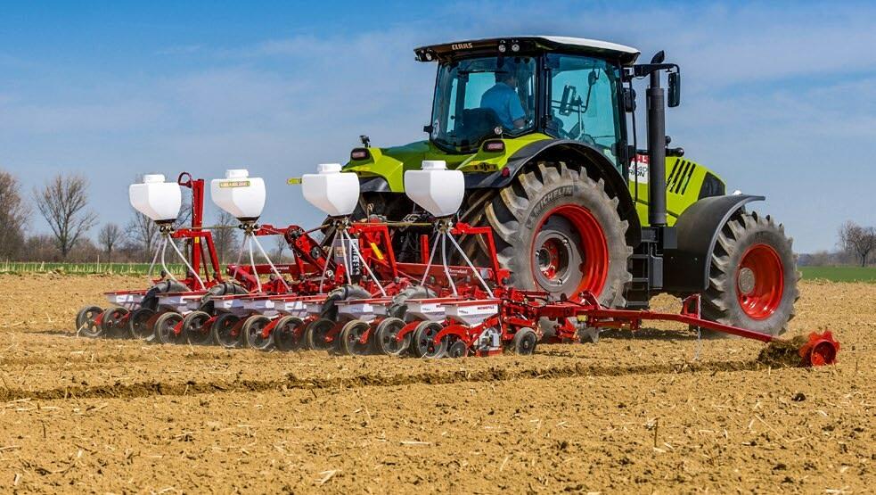 Sämaschine mit Mikrogranulatstreuer.