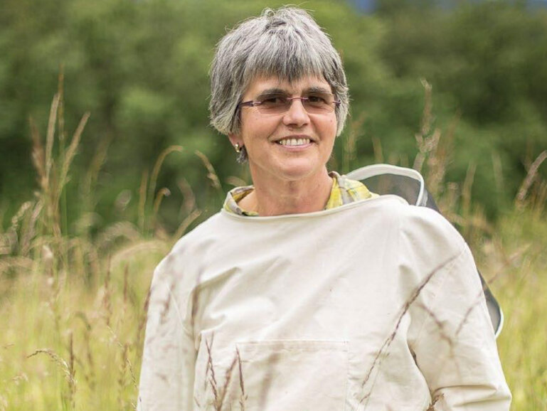 Irma Götsch (61) ist seit 27 Jahren Imkerin und pachtet gemeinsam mit ihrer Familie den Waidhof
