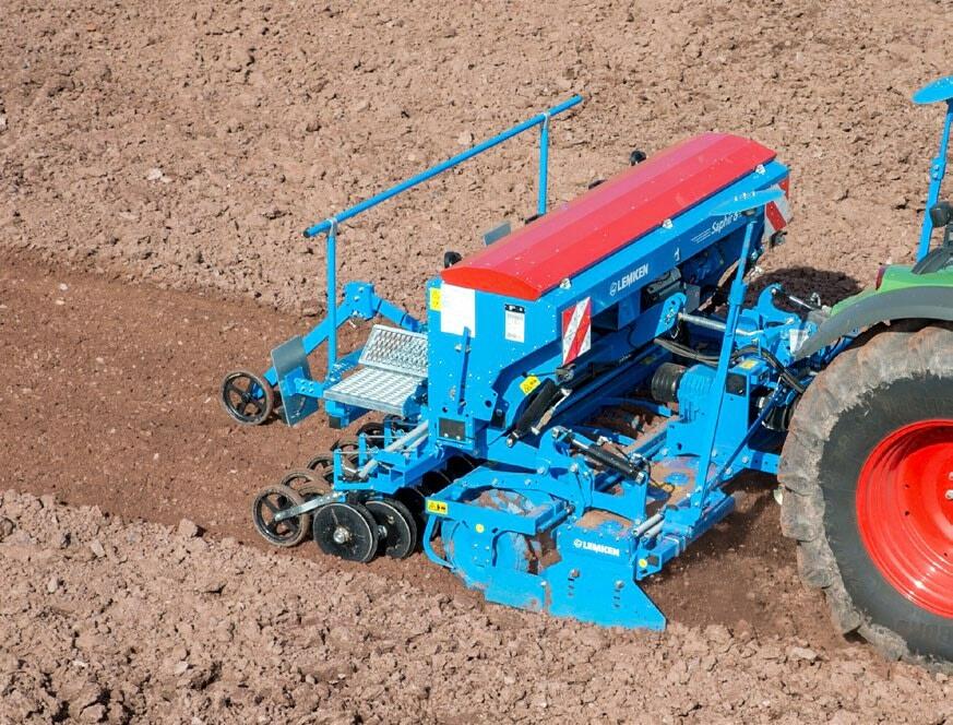 Le travail avec une herse rotative permet d’obtenir un lit de semis très fin