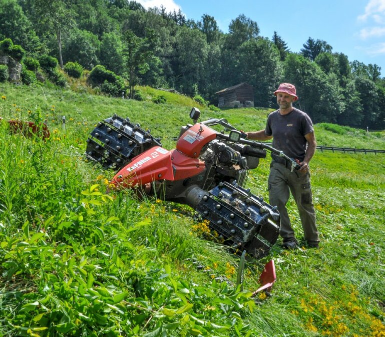 Un peigne de 3 m de largeur équipe cette motofaucheuse dotée d’un moteur deux cylindres.