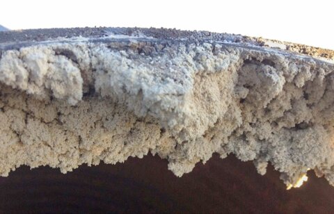 Une mauvaise étanchéité au niveau du couvercle peut entraîner la présence de tels dépôts, lesquels ont des conséquences négatives sur la santé des animaux