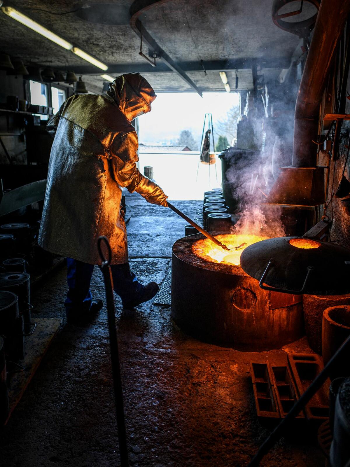 Dans la fournaise: le moulage d’une cloche. 