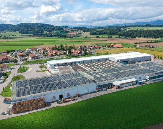 In Bätterkinden (BE) steht die zurzeit grösste Photovoltaik-Anlage der fenaco. 