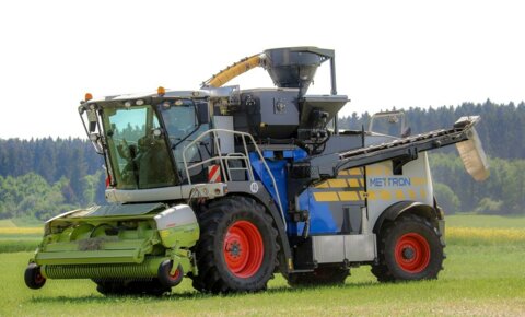 Der selbstfahrende Metitron 560 kann mit einem Pick-up, Mähbalken oder Ernte-Vorsatz ausgerüstet werden.
