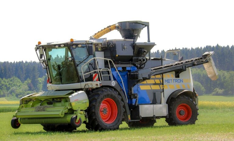 Der selbstfahrende Metitron 560 kann mit einem Pick-up, Mähbalken oder Ernte-Vorsatz ausgerüstet werden.