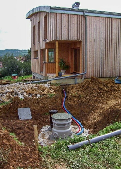Ein erdverlegter Betontank ist eine gute Möglichkeit zum Sammeln von Regenwasser