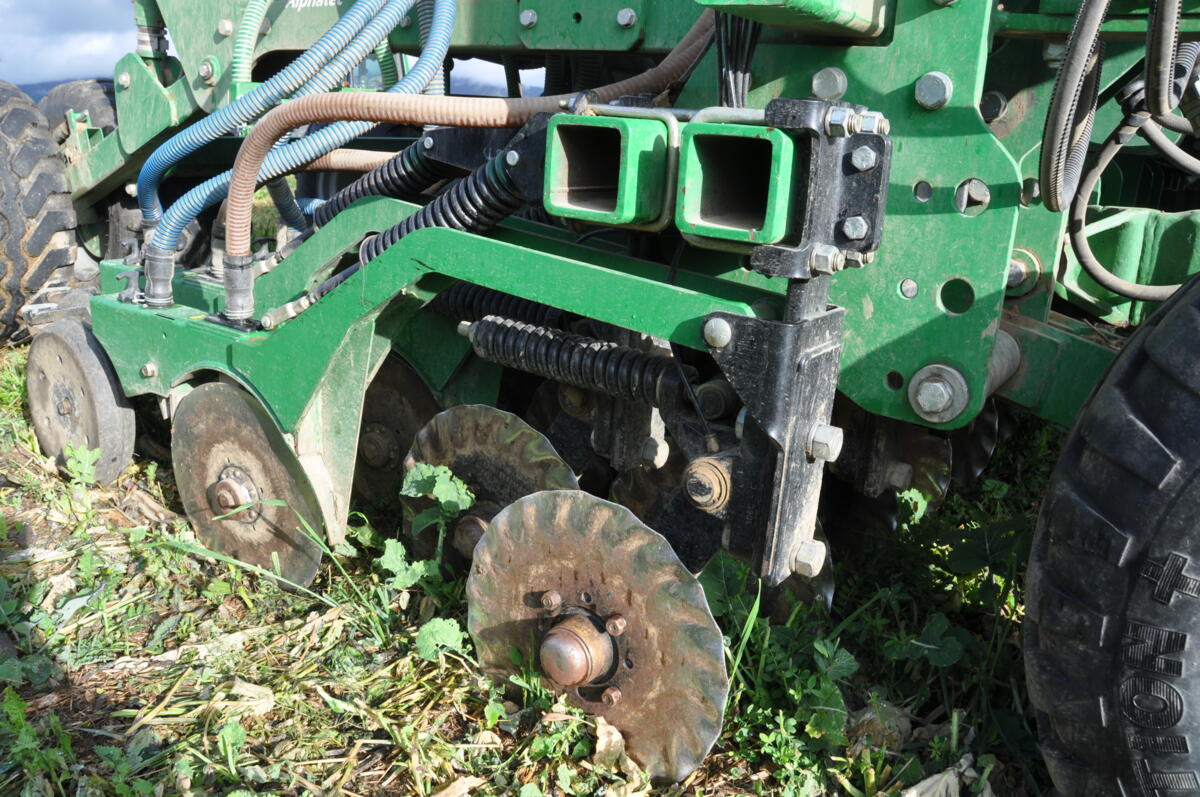 La plupart des semoirs utilisés pour les semis directs permettent la mise en place de deux espèces végétales ou mélanges séparément. 