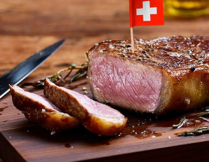 Der Rindfleischkonsum ist in den letzten zehn Jahren relativ stabil geblieben, während der Konsum an Schweinefleisch gesunken ist.