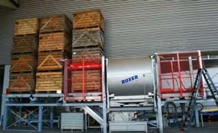 De gauche à droite, le circuit de lavage automatisé des grands palox.