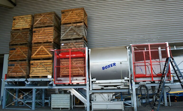 De gauche à droite, le circuit de lavage automatisé des grands palox.