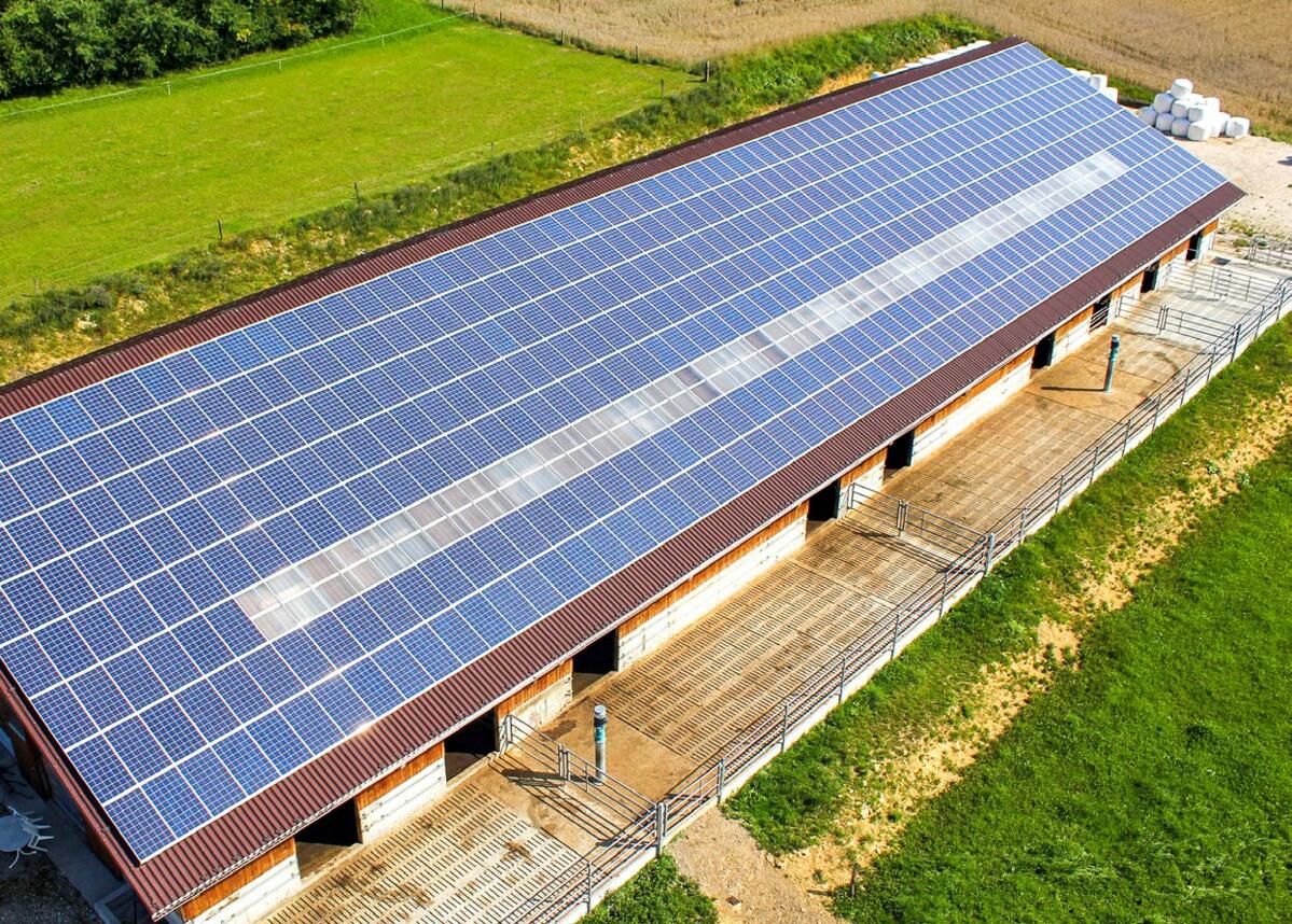 Fest installierte Solaranlagen sind bodenrechtlich gesehen Teil des Gebäudes: Agrola-Aufdachanlage in Seewen (SZ).