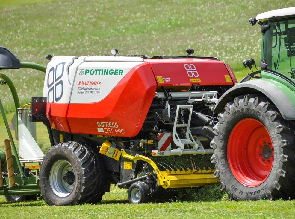 Heiri Zimmermann startet die zweite Saison mit seiner Impress 125 F Pro Ballenpresse.