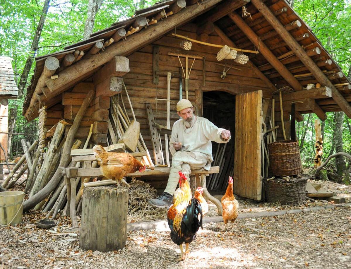 Etliche Bauten stehen bereits. Bis alle Gebäude gebaut sind, dürfte es noch ein paar Jahrzehnte dauern. Besucher sind auf der Mittelalter-Klosterbaustel...