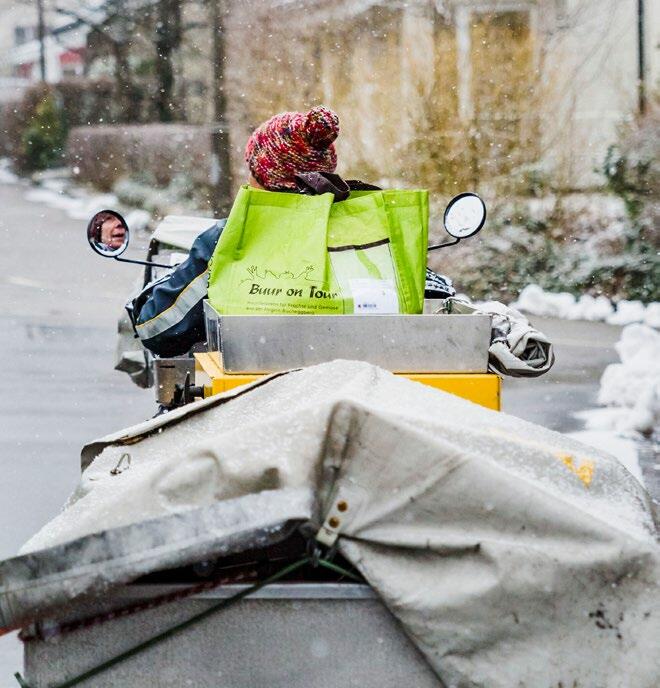 Les produits de la ferme sont livrés directement devant la porte des clients. Grâce au service de livraison par la Poste, la charge logistique est minim...