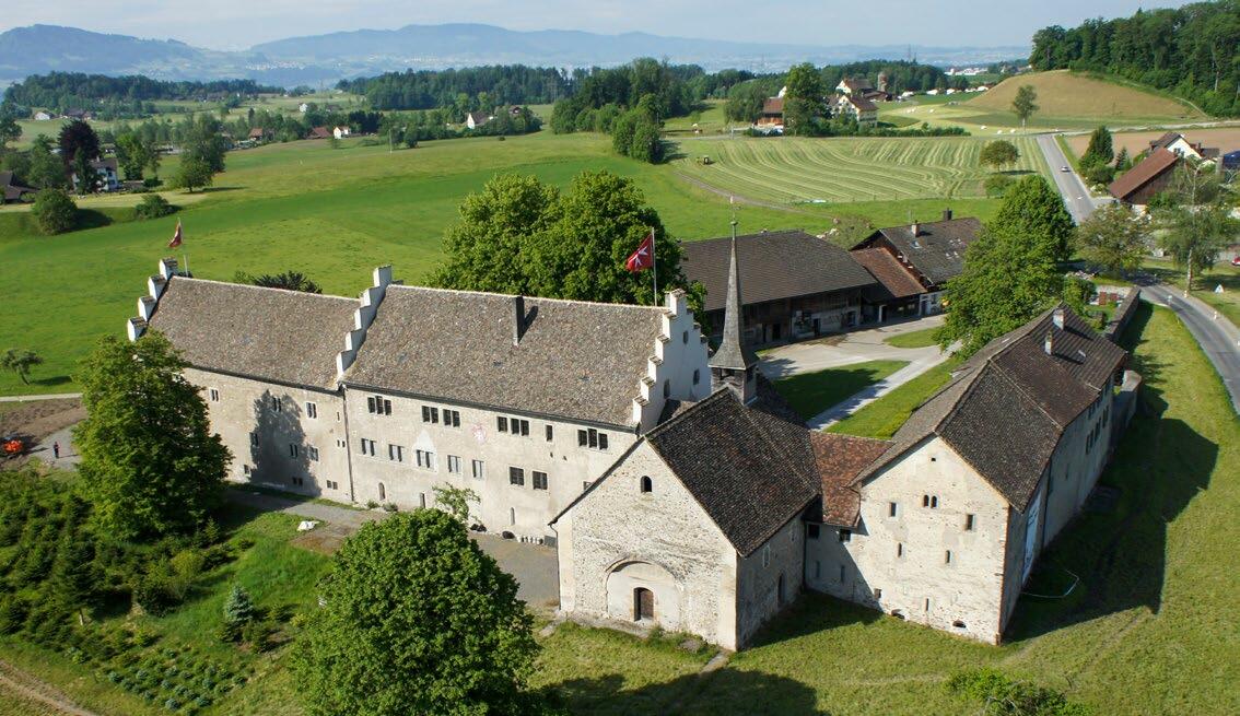 An der Südfront des Ritterhauses präsentiert sich der Epochen-Kräutergarten.