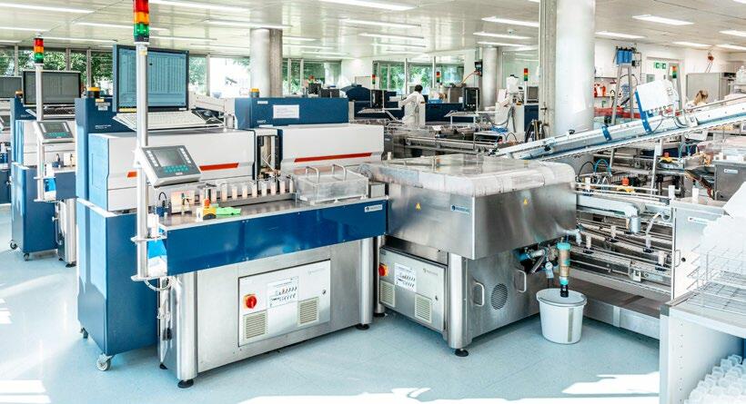 Laboratoire d’analyse du lait de Suisselab. Devant à gauche on aperçoit l’appareil d’analyse CombiFoss : les analyses de laboratoire du contrôle laitier...