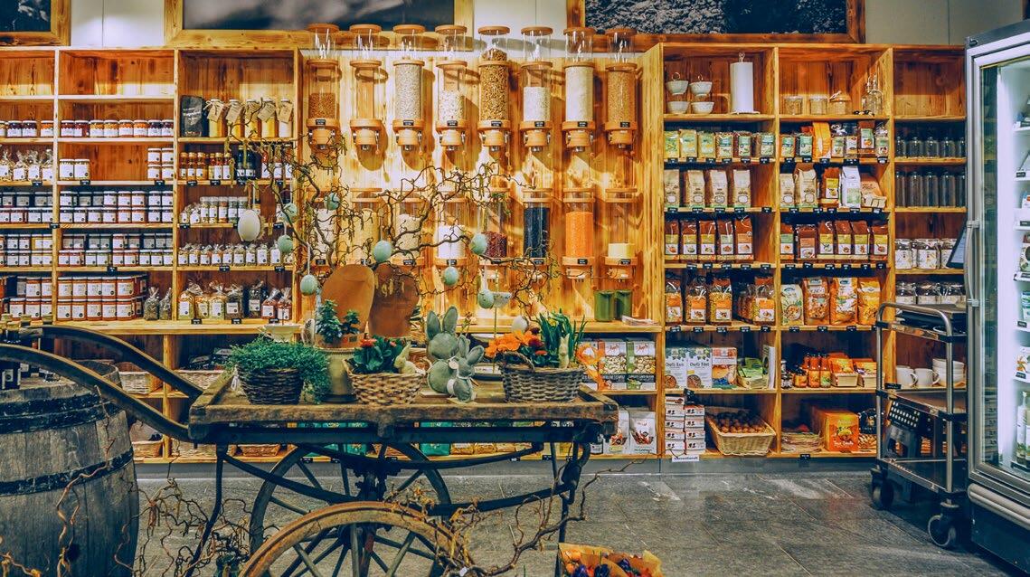 L’assortiment proposé dans le magasin de Samuel Müller s’est étoffé au fil des ans ; on peut désormais y faire une grande partie de ses achats hebdomada...