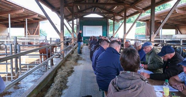 Les participant(e)s à la journée UFA Toro du 24 juin sur l’exploitation Christen à Schenkon. Bien réussir l’installation à l’étable de veaux sains et so...